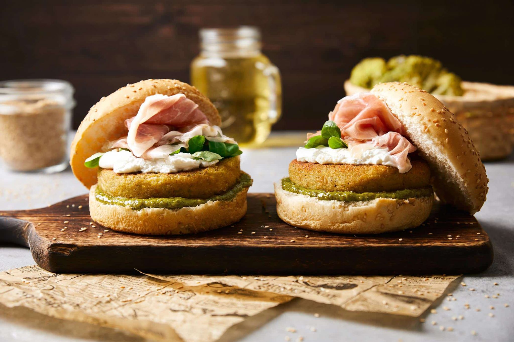 Immagine di due panini con burger di ceci e prosciutto San daniele
