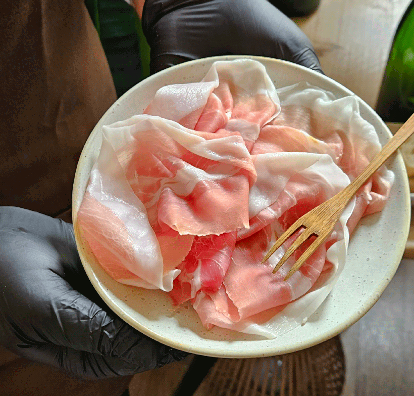 Scatto di un piatto di Prosciutto di San Daniele durante l’evento promosso dal Consorzio del Prosciutto di San Daniele per valorizzare la qualità e la sostenibilità